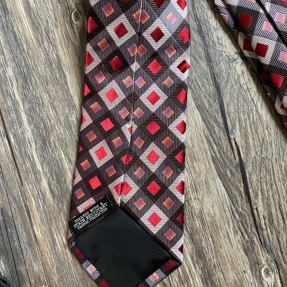 100% Silk Stain Resistant Treated Mens Neck Tie pink red grey silver geometric - Picture 2 of 2